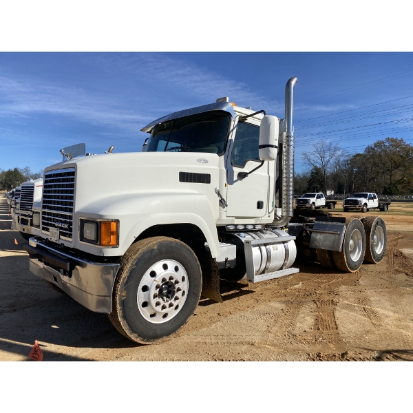 2013 MACK CHU613 Day Cab Truck