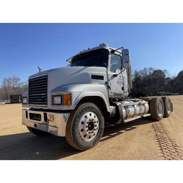 2015 MACK CHU613 Day Cab Truck