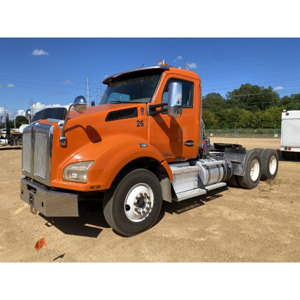2020 KENWORTH T880 Day Cab Truck