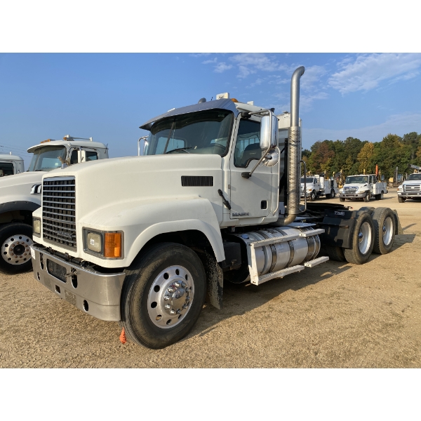 2015 MACK CHU613 Day Cab Truck