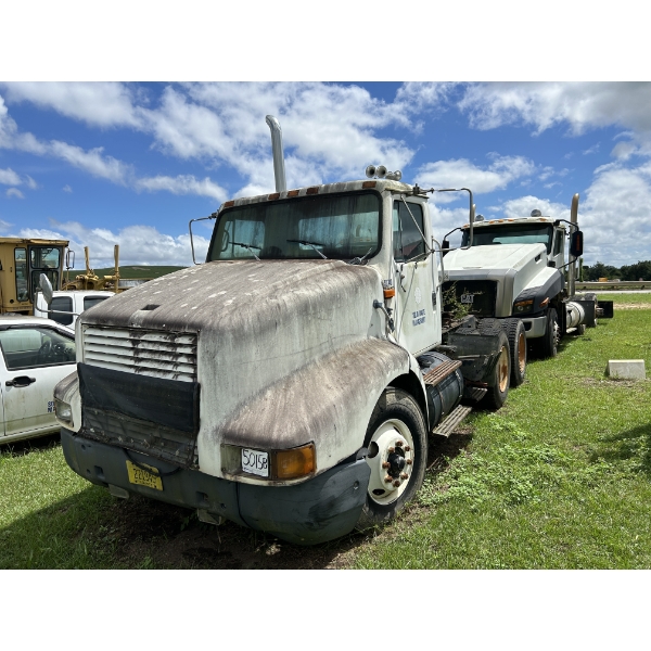 1999 INTERNATIONAL 8200 Day Cab Truck