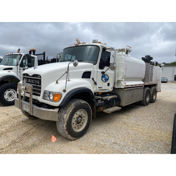 2006 MACK CV713 Fuel / Lube Truck