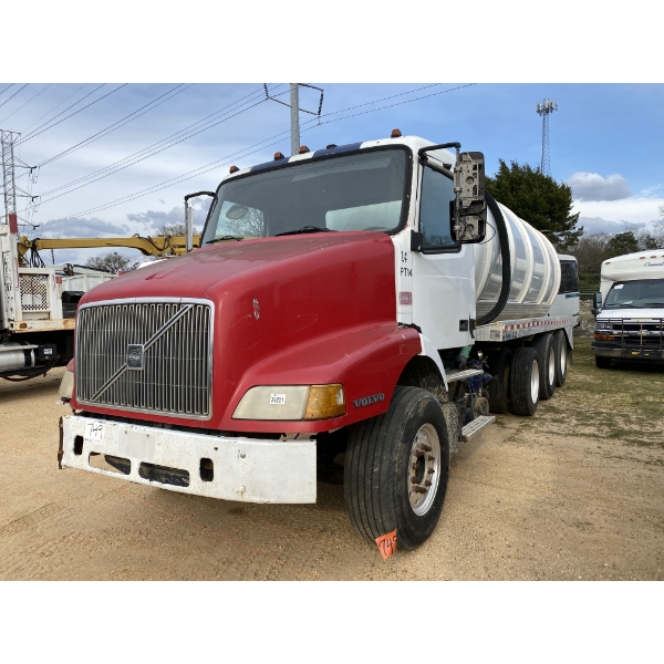 2002 VOLVO VNM Sewer Rodder Truck
