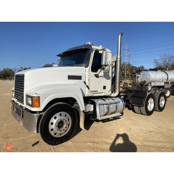2013 MACK CHU613 Day Cab Truck
