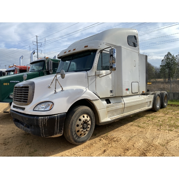 2005 FREIGHTLINER COLUMBIA Sleeper Truck