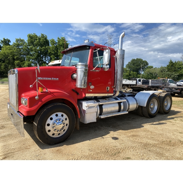 2011 WESTERN STAR 4900 Day Cab Truck