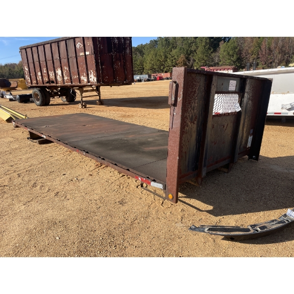 18' FLATBED W/ HEADACHE RACK