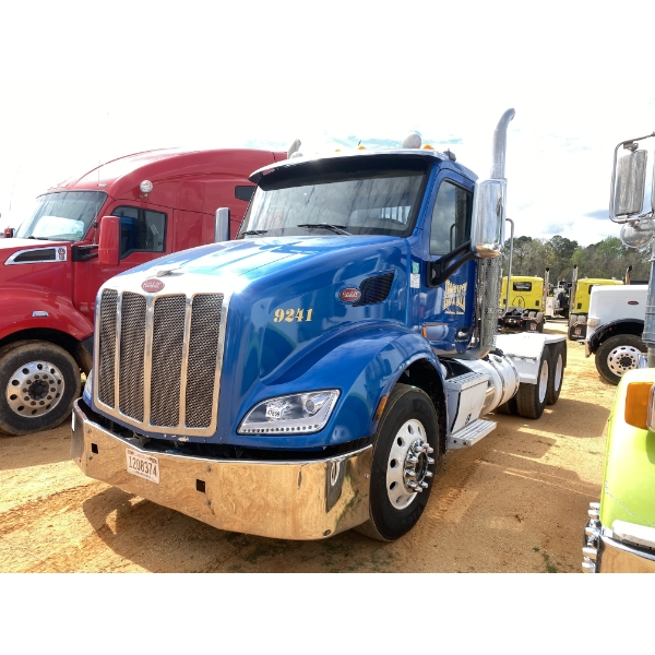 2015 PETERBILT 579 Day Cab Truck