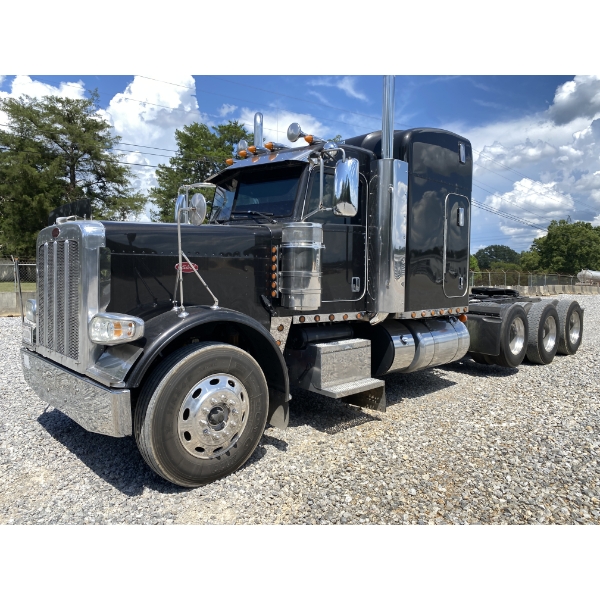 2012 PETERBILT 388 Sleeper Truck