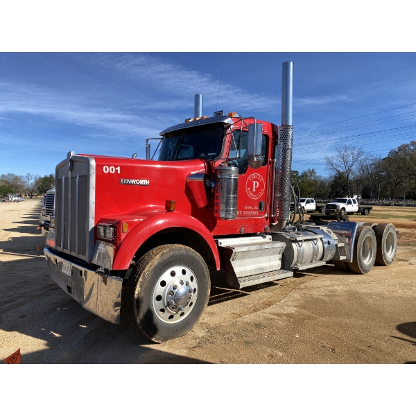 2015 KENWORTH W900 Day Cab Truck