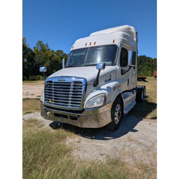 2016 FREIGHTLINER CASCADIA 113 Sleeper Truck