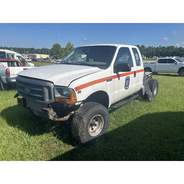 1999 FORD F250 XL Cab and Chassis Truck