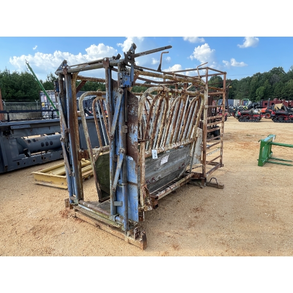 CATTLE SQUEEZE CHUTE & HEAD CATCH