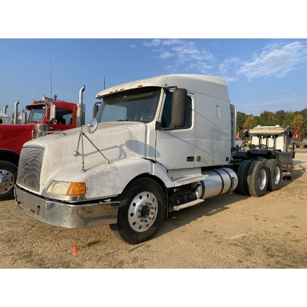 2001 VOLVO VNL64T Sleeper Truck