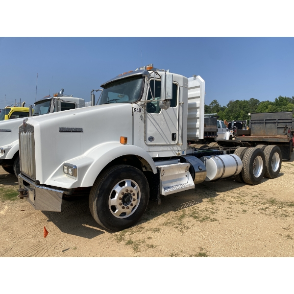2015 KENWORTH T800 Day Cab Truck