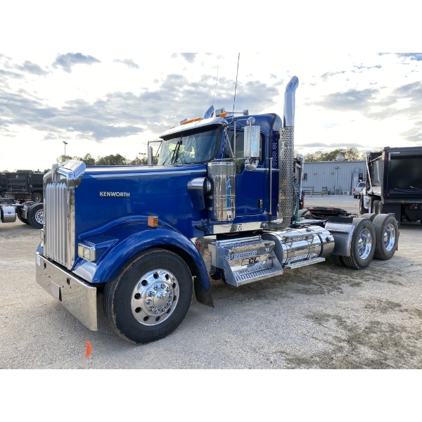 2018 KENWORTH W900 Day Cab Truck