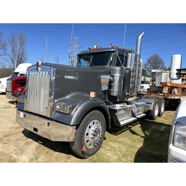 2019 KENWORTH W900 Day Cab Truck