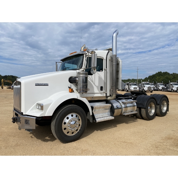 2016 KENWORTH T800 Day Cab Truck