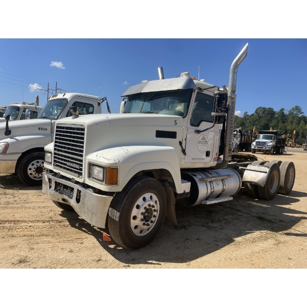 2013 MACK CHU613 Day Cab Truck