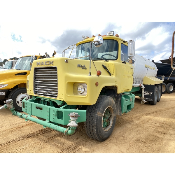 1988 MACK DM690S Water Truck