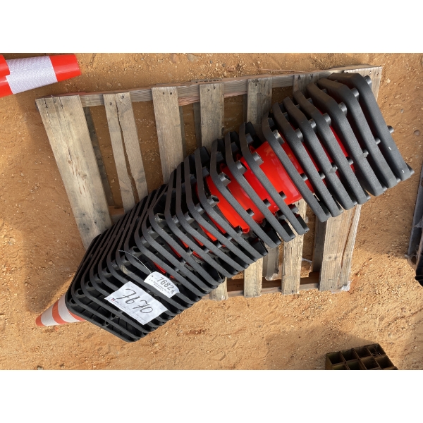 (25) SAFETY CONES