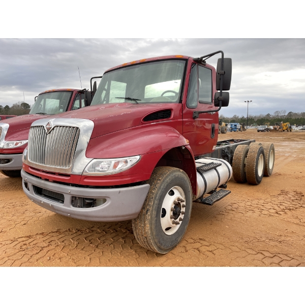 2014 INTERNATIONAL DURASTAR 4400 Cab and Chassis Truck