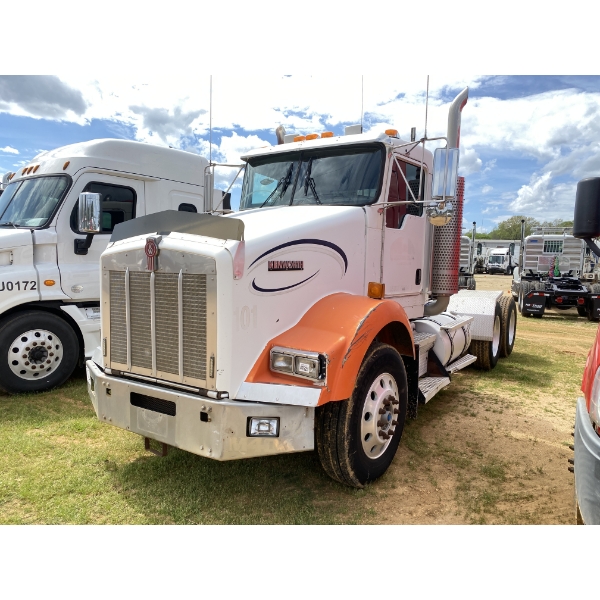 2005 KENWORTH T800 Day Cab Truck