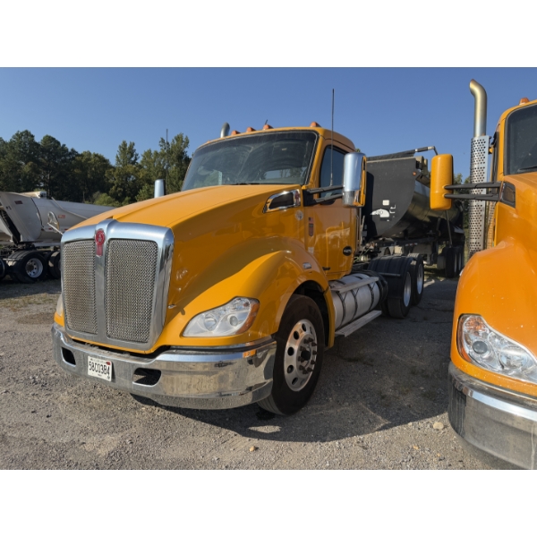 2022 KENWORTH T680 Day Cab Truck