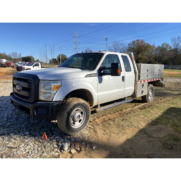 2013 FORD F350 XL Flatbed Truck