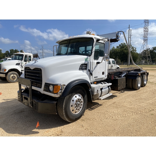 2003 MACK CV713 Roll Off Truck