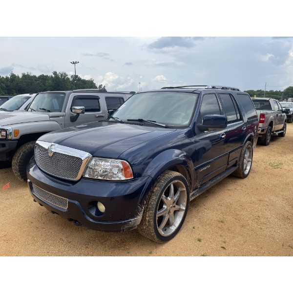 2004 LINCOLN NAVIGATOR SUV