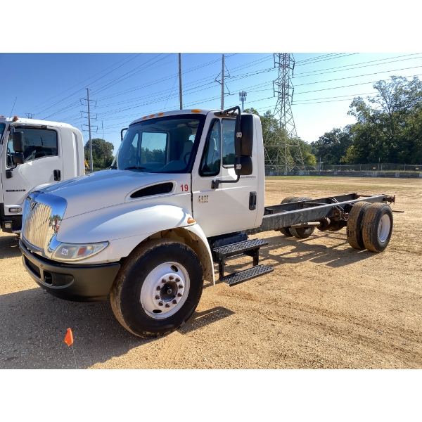 2002 INTERNATIONAL 4300 Cab and Chassis Truck