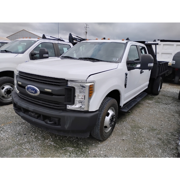 2019 FORD F350 XL Flatbed Truck