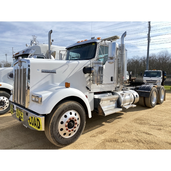 2019 KENWORTH W900 Day Cab Truck