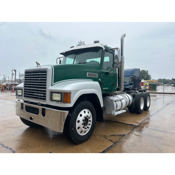 2015 MACK CHU613 Day Cab Truck
