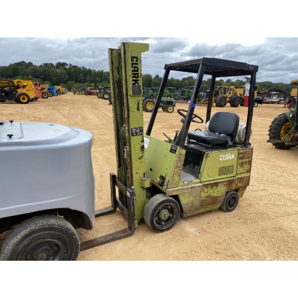 CLARK CCS17S Forklift - Mast