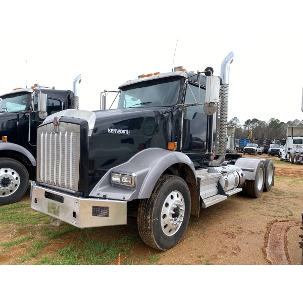 2017 KENWORTH T800 Day Cab Truck