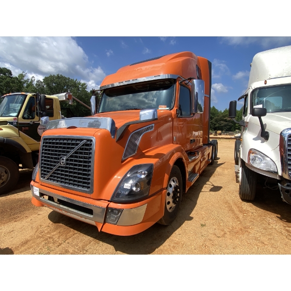 2015 VOVLO VNL64T Sleeper Truck