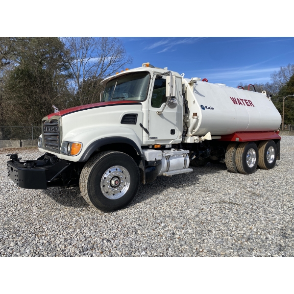 2005 MACK CV713 Water Truck