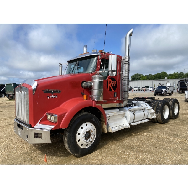 2009 KENWORTH T800 Day Cab Truck