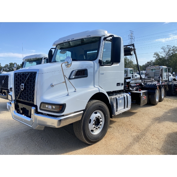 2024 VOLVO VHD64 Roll Off Truck