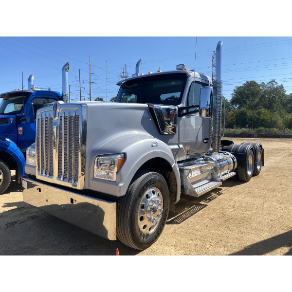 2020 KENWORTH W990 Day Cab Truck