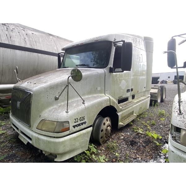 2002 VOLVO VN Sleeper Truck