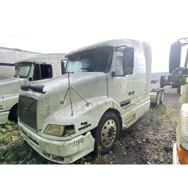 2000 VOLVO VN Sleeper Truck
