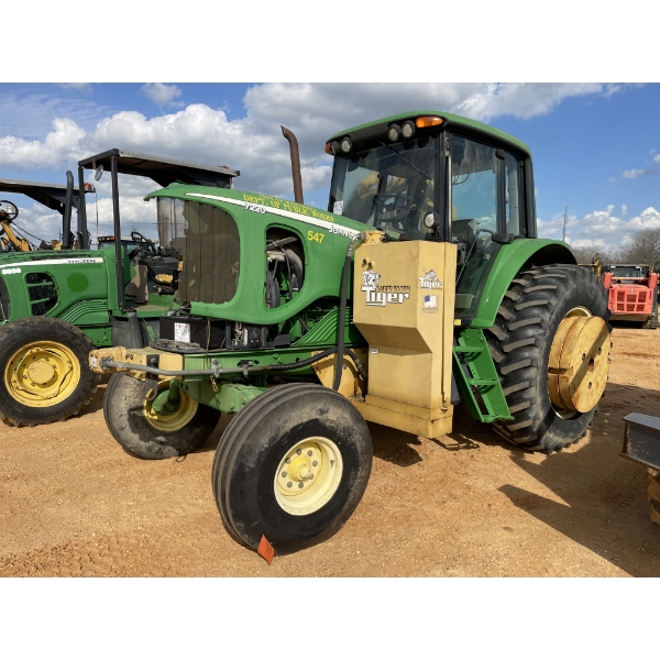 2005 JOHN DEERE 7220 Farm Tractor