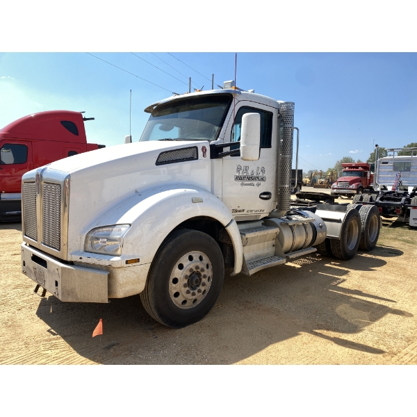 2016 KENWORTH T880 Day Cab Truck