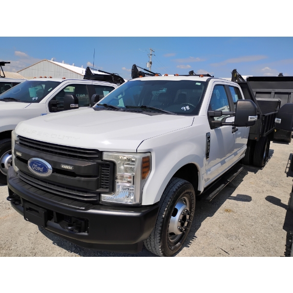 2018 FORD F350 XL Flatbed Truck