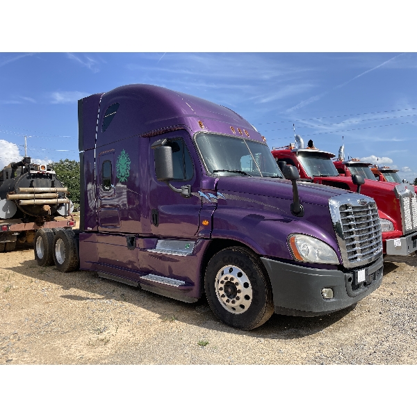 2015 FREIGHTLINER CASCADIA Sleeper Truck