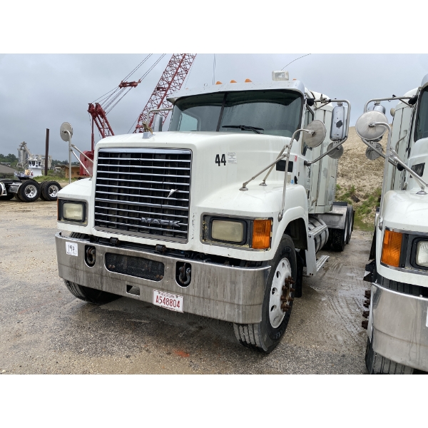 2016 MACK CHU613 Sleeper Truck