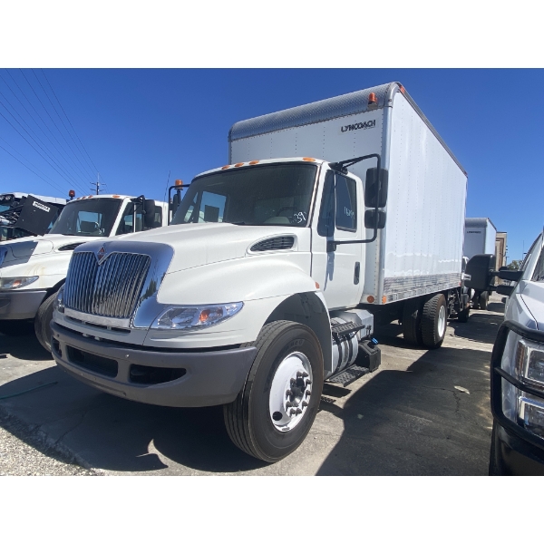2016 INTERNATIONAL 4300 Box Truck